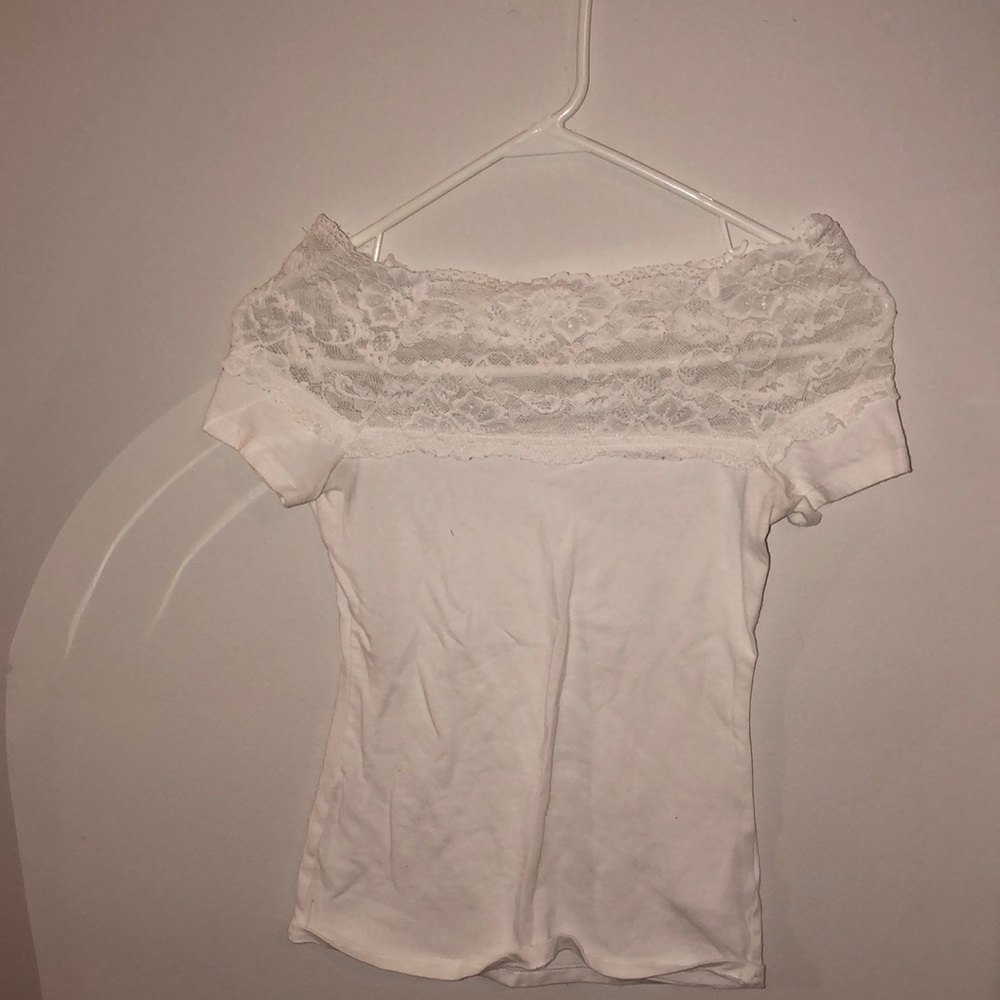 Tight fitted white T-shirt with lace top